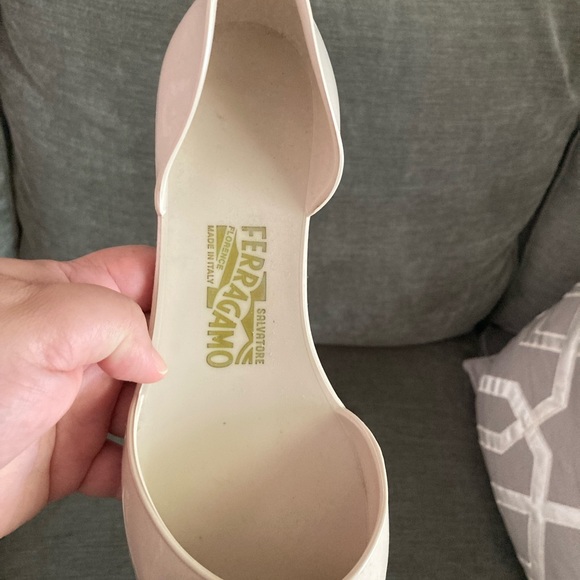 Salvatore Ferragamo rubber sandals in beige size 9 - Picture 2 of 4